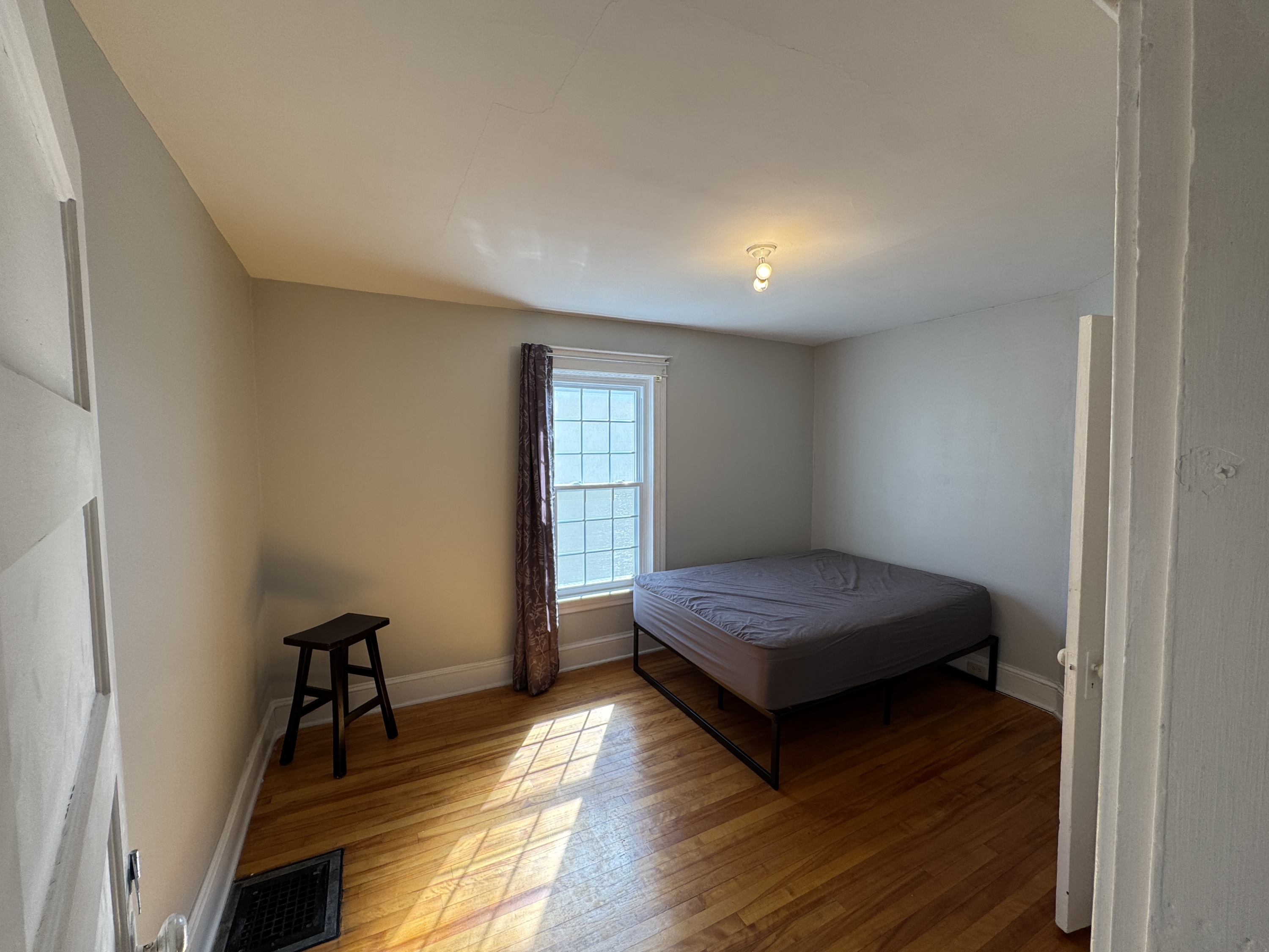 42 Enterprise Street - Room 4