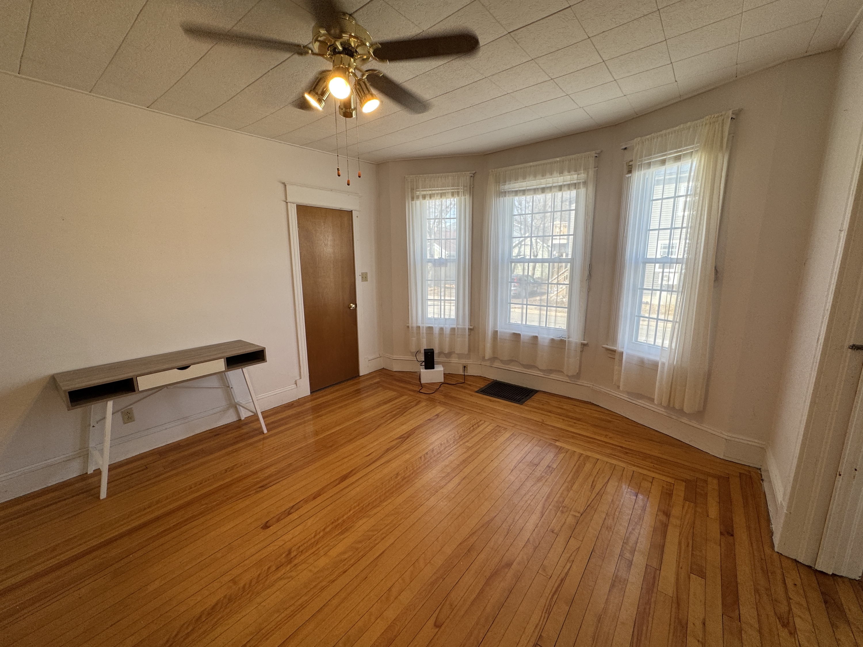 42 Enterprise Street - Room 3 photo 3