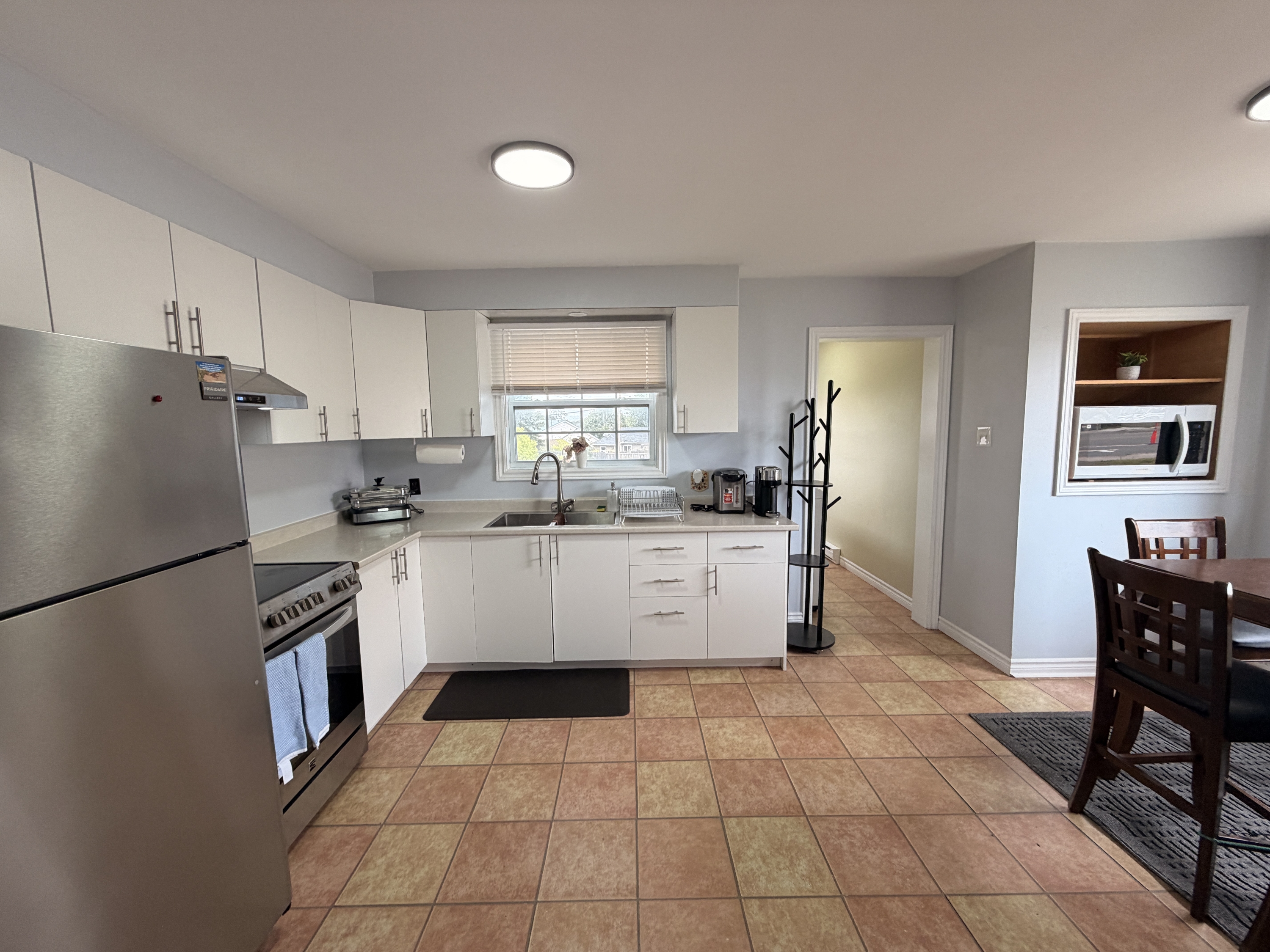 1283 Mountain Road - FEMALE ONLY Upstairs Room 1 photo 6